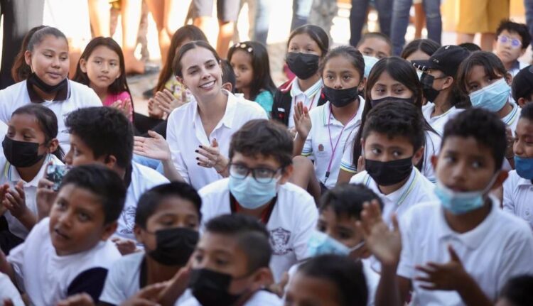 Siembra Ana Patricia Peralta esperanza en colonia Tres Reyes de Cancún