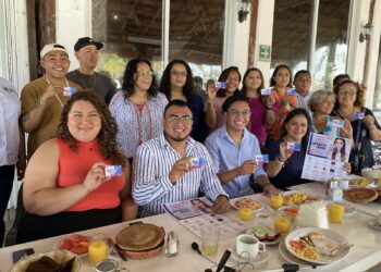 Presenta Pedro Vegobi la Tarjeta de Beneficios Impacto Joven en Puerto Morelos