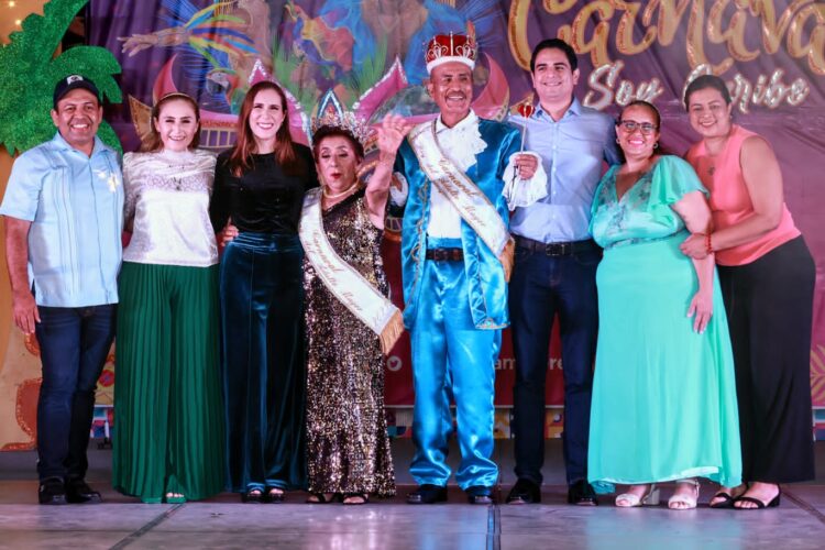 Corona Atenea Gómez a Reyes del Adulto Mayor del Carnaval “Soy Caribe” 2023