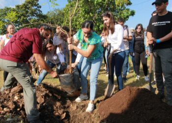 Ana Patricia Peralta y jóvenes trabajan por el medio ambiente