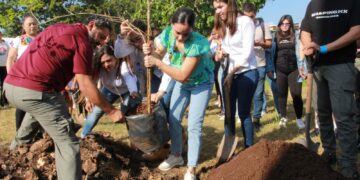 Ana Patricia Peralta y jóvenes trabajan por el medio ambiente