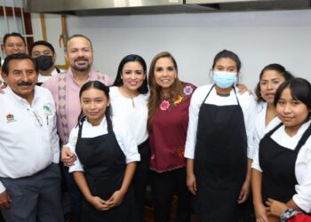 Blanca Merari acompaña a Mara Lezama durante donación de equipamiento para CECyTE de Leona Vicario