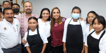 Blanca Merari acompaña a Mara Lezama durante donación de equipamiento para CECyTE de Leona Vicario