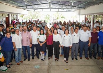 Equipa Mara Lezama al CECyTE en “Leona Vicario” para uso de sus estudiantes
