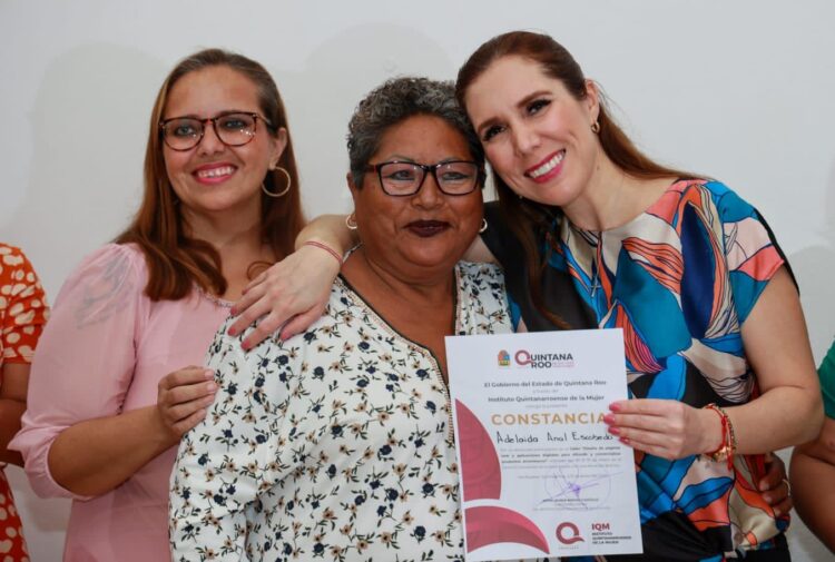 Impulsa Atenea Gómez capacitación de las mujeres de Isla Mujeres