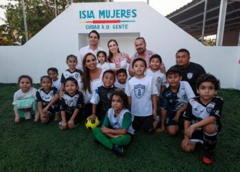 Entregan Mara Lezama y Atenea Gómez renovado parque de la colonia La Gloria en Isla Mujeres