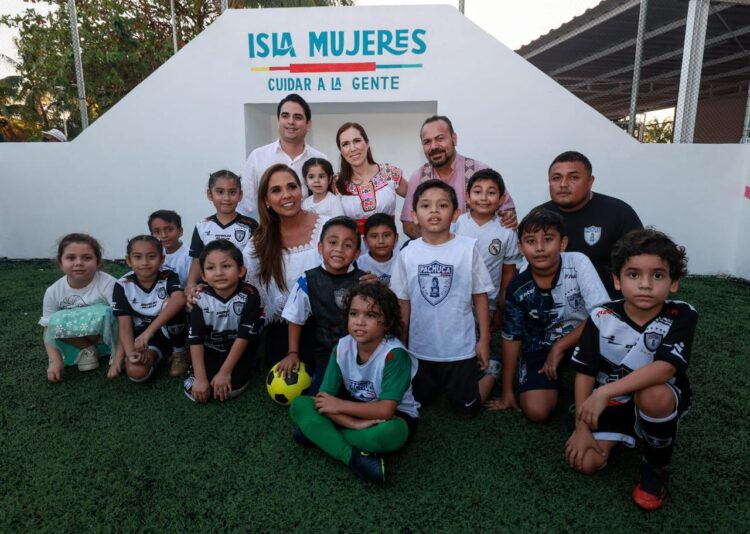 Entregan Mara Lezama y Atenea Gómez renovado parque de la colonia La Gloria en Isla Mujeres