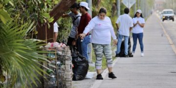 Jóvenes limpian el manglar para revitalizar acceso a Puerto Morelos