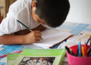 Gobierno de Puerto Morelos apoya a padres de familia en registro de estudiantes de nuevo ingreso