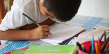 Gobierno de Puerto Morelos apoya a padres de familia en registro de estudiantes de nuevo ingreso