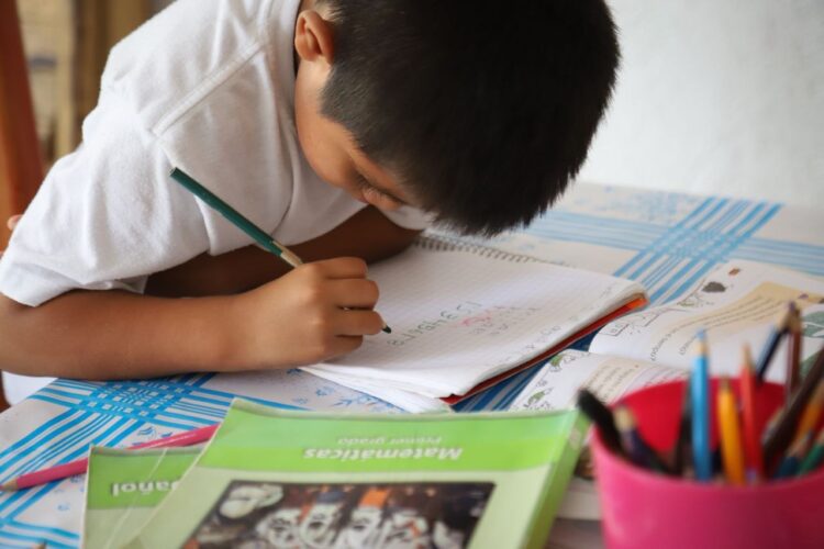 Gobierno de Puerto Morelos apoya a padres de familia en registro de estudiantes de nuevo ingreso