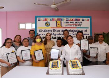 Reconoce Atenea Gómez trayectoria de colaboradores de administración pública en Isla Mujeres