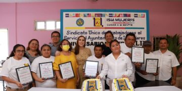 Reconoce Atenea Gómez trayectoria de colaboradores de administración pública en Isla Mujeres