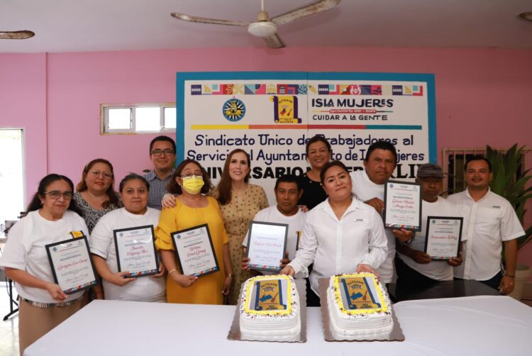 Reconoce Atenea Gómez trayectoria de colaboradores de administración pública en Isla Mujeres