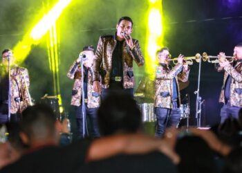 Disfrutan familias de Isla Mujeres de gran noche de Carnaval en la Zona Continental