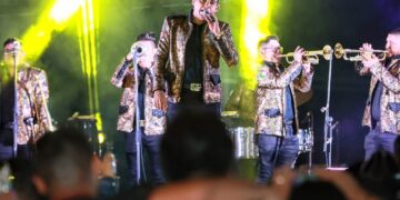 Disfrutan familias de Isla Mujeres de gran noche de Carnaval en la Zona Continental