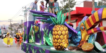 Puerto Morelos, con gran alegría gracias a paseo de carros alegóricos del Carnaval 2023