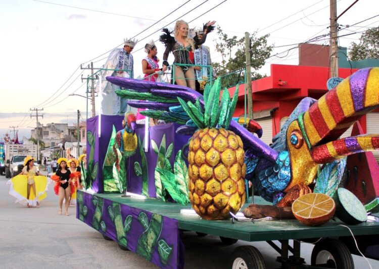 Puerto Morelos, con gran alegría gracias a paseo de carros alegóricos del Carnaval 2023