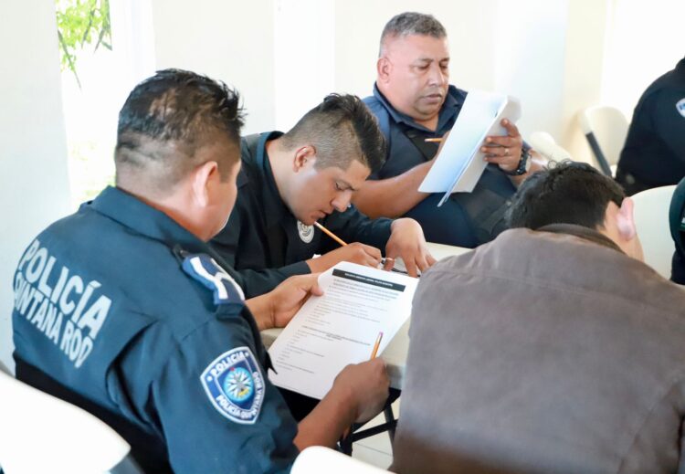 Aplican encuesta a elementos policíacos de Isla Mujeres para mejorar ambiente laboral