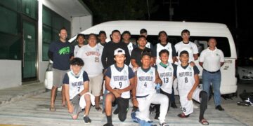 Reciben uniformes seleccionados de baloncesto de Puerto Morelos
