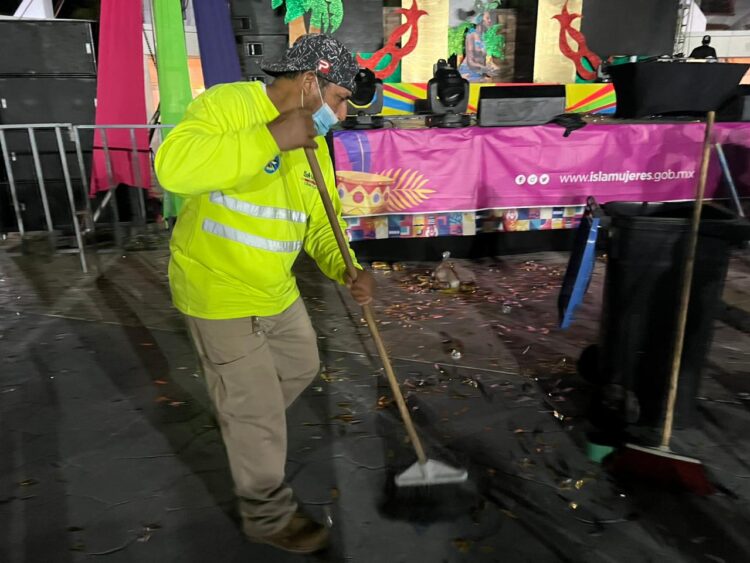 Se refuerza la limpieza en Isla Mujeres con motivo del Carnaval "Soy Caribe 2023"