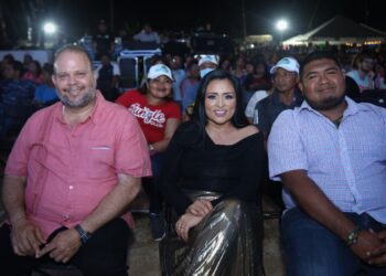 Familias de Leona Vicario disfrutan de una animada segunda noche de Carnaval