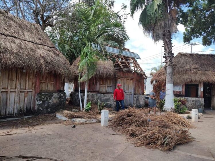 Realizan rehabilitación de palapas del parador turístico de Leona Vicario