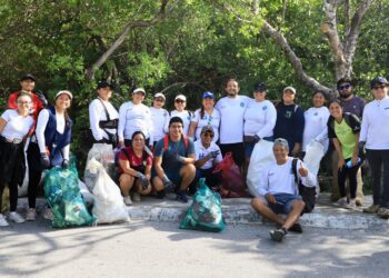 Realizan Jornada de Limpieza en el área costera de Isla Mujeres