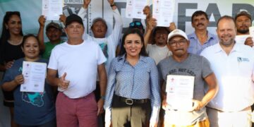 Blanca Merari entrega constancias a 40 pescadores por participar en curso de primeros auxilios