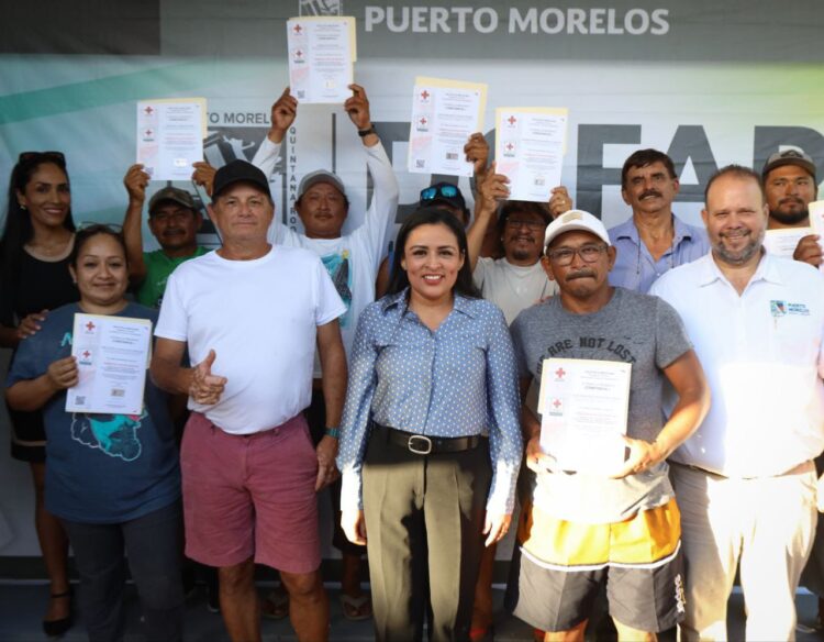 Blanca Merari entrega constancias a 40 pescadores por participar en curso de primeros auxilios
