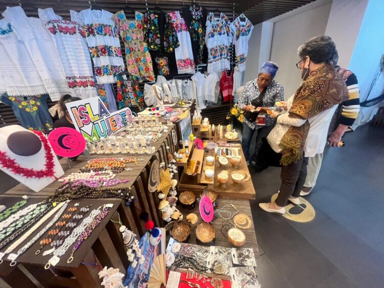 Muestra Isla Mujeres la belleza de sus artesanías en Punto México