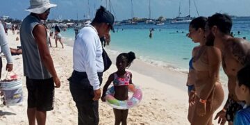 Localizan autoridades a menor de edad extraviada en Playa Centro en Isla Mujeres