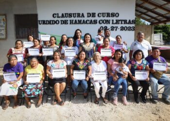 Blanca Merari entrega reconocimientos a urdidoras de hamacas de Leona Vicario
