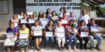 Blanca Merari entrega reconocimientos a urdidoras de hamacas de Leona Vicario