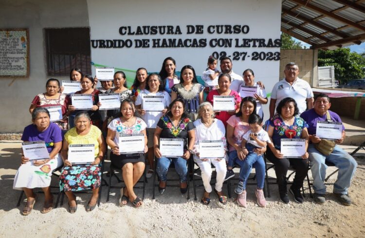 Blanca Merari entrega reconocimientos a urdidoras de hamacas de Leona Vicario