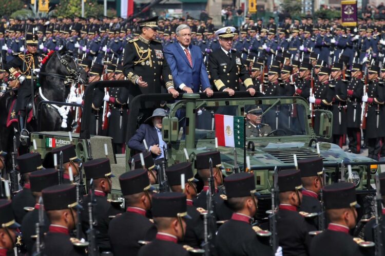 AMLO encabeza ceremonia por el 110 aniversario de la Marcha de la Lealtad