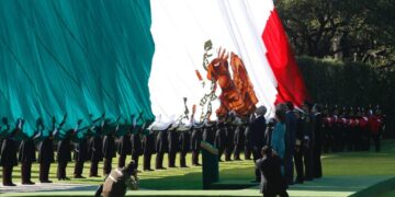La bandera nacional es un símbolo de unidad de todos los mexicanos: AMLO