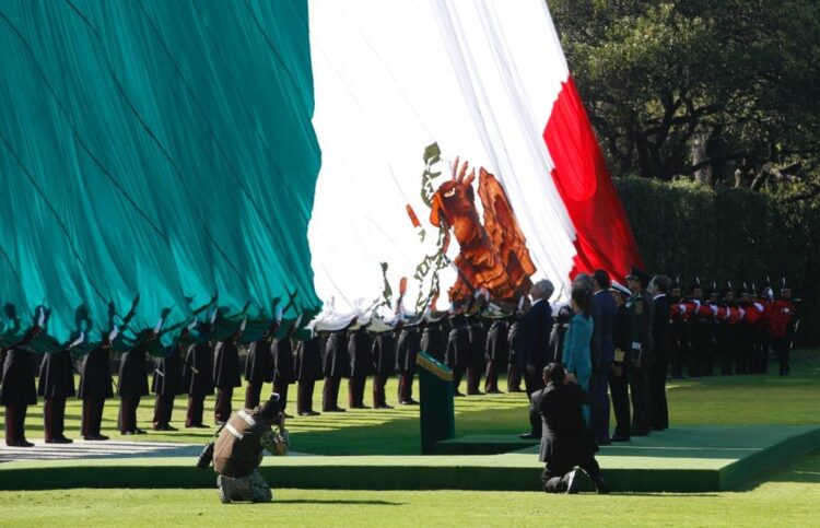 La bandera nacional es un símbolo de unidad de todos los mexicanos: AMLO