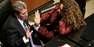 Advierten opositores sobre “alud" de amparos al Plan B de la reforma electoral