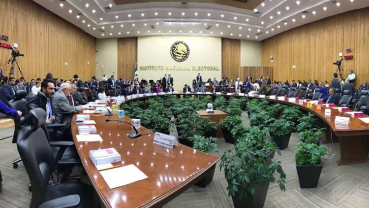 Consejeros nuevos del INE deben ser lo opuesto a los que se van: AMLO
