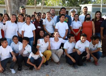 Ana Patricia Peralta convive con alumnos de telesecundaria en Cancún