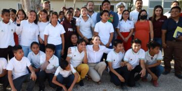 Ana Patricia Peralta convive con alumnos de telesecundaria en Cancún
