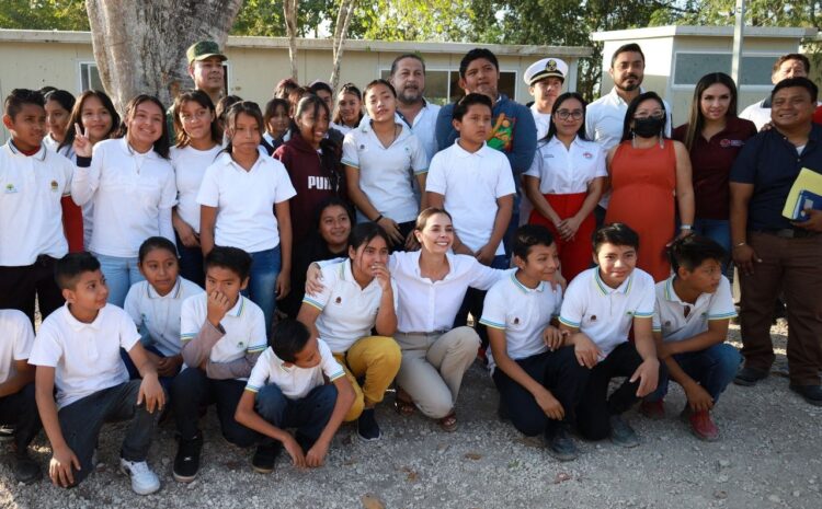 Ana Patricia Peralta convive con alumnos de telesecundaria en Cancún