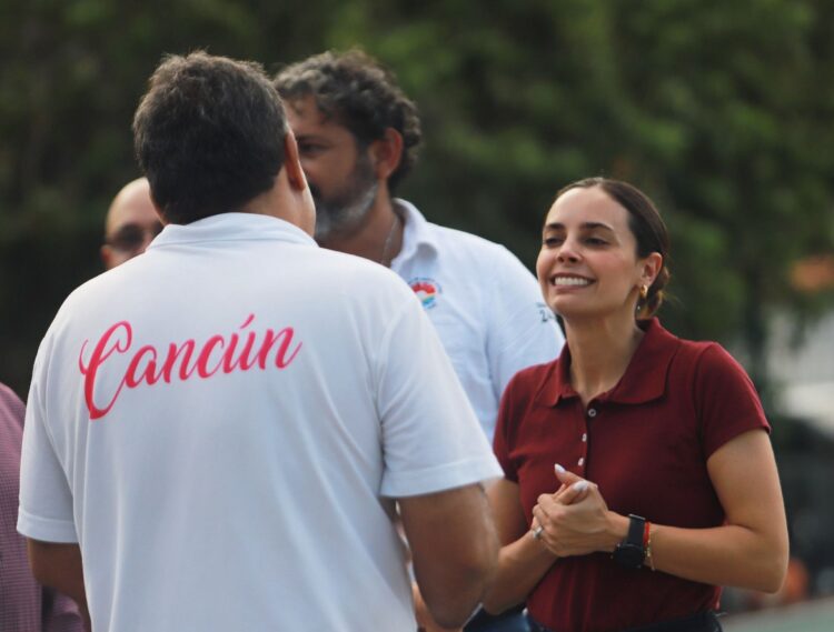 Atiende Ana Paty Peralta reportes ciudadanos