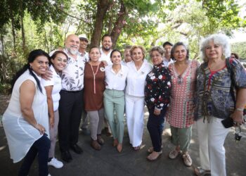 Ana Patricia Peralta se acerca al legado de forjadores y pensionados de Cancún