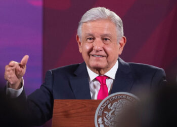 AMLO, a favor de que cuatro consejeros del INE sean elegidos a través de sorteo