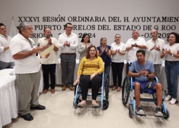 Club Rotario de Puerto Morelos dona sillas de ruedas y bastones al DIF Municipal