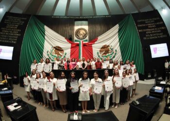 Mujeres quintanarroenses se expresan en la máxima tribuna del Estado