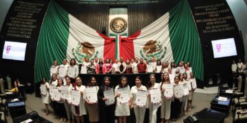 Mujeres quintanarroenses se expresan en la máxima tribuna del Estado