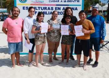 Realiza el DIF de Isla Mujeres Concurso de Esculturas de Arena por el Día de la Familia